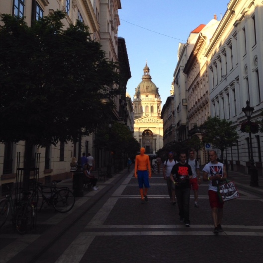 Budapest-orange-apparition
