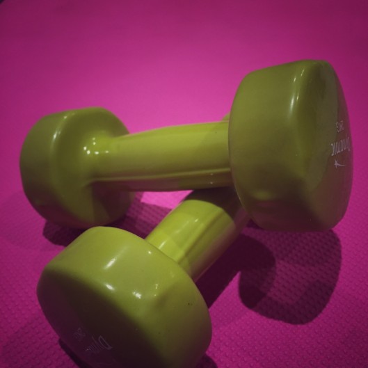 2 kg free weights resting on yoga mat